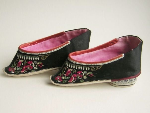Lotus shoes – Pair with a lotus and a bat - (0991)